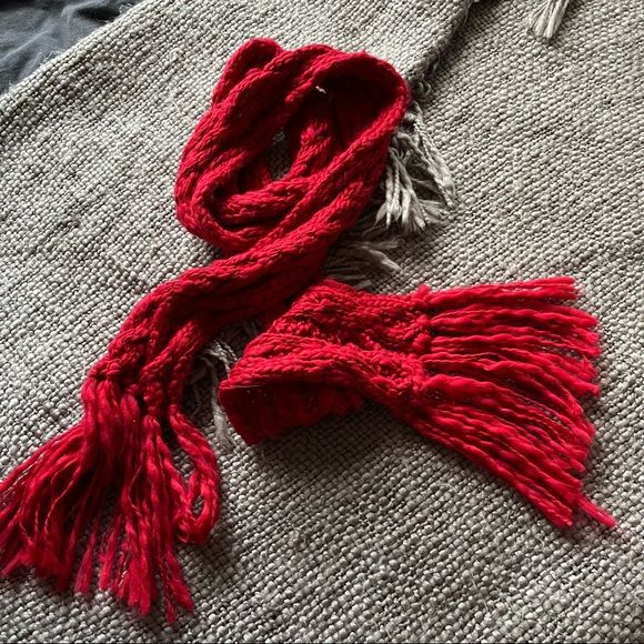 Red Hand-Made Winter Scarf - Picture 1 of 4